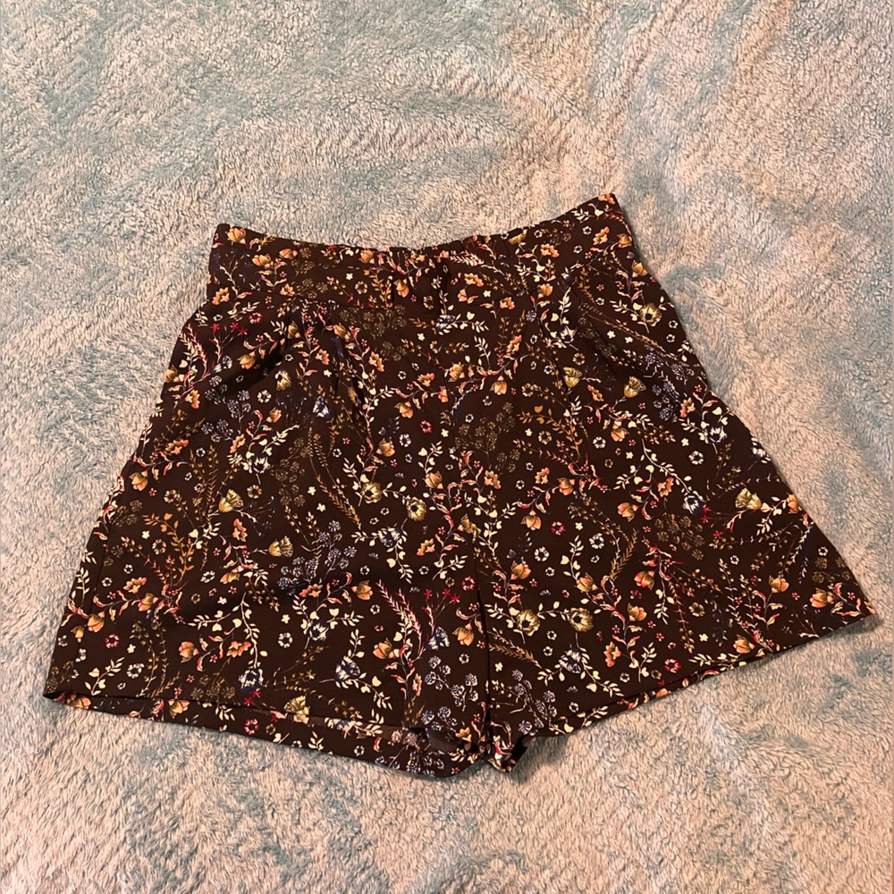 DR2 women’s dress shorts, size Medium.